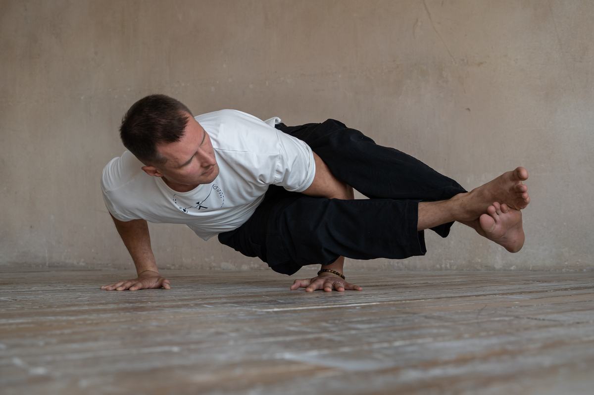 Йога – первый опыт Илья Азуевский, Старший преподаватель студии «ЙогаДом»