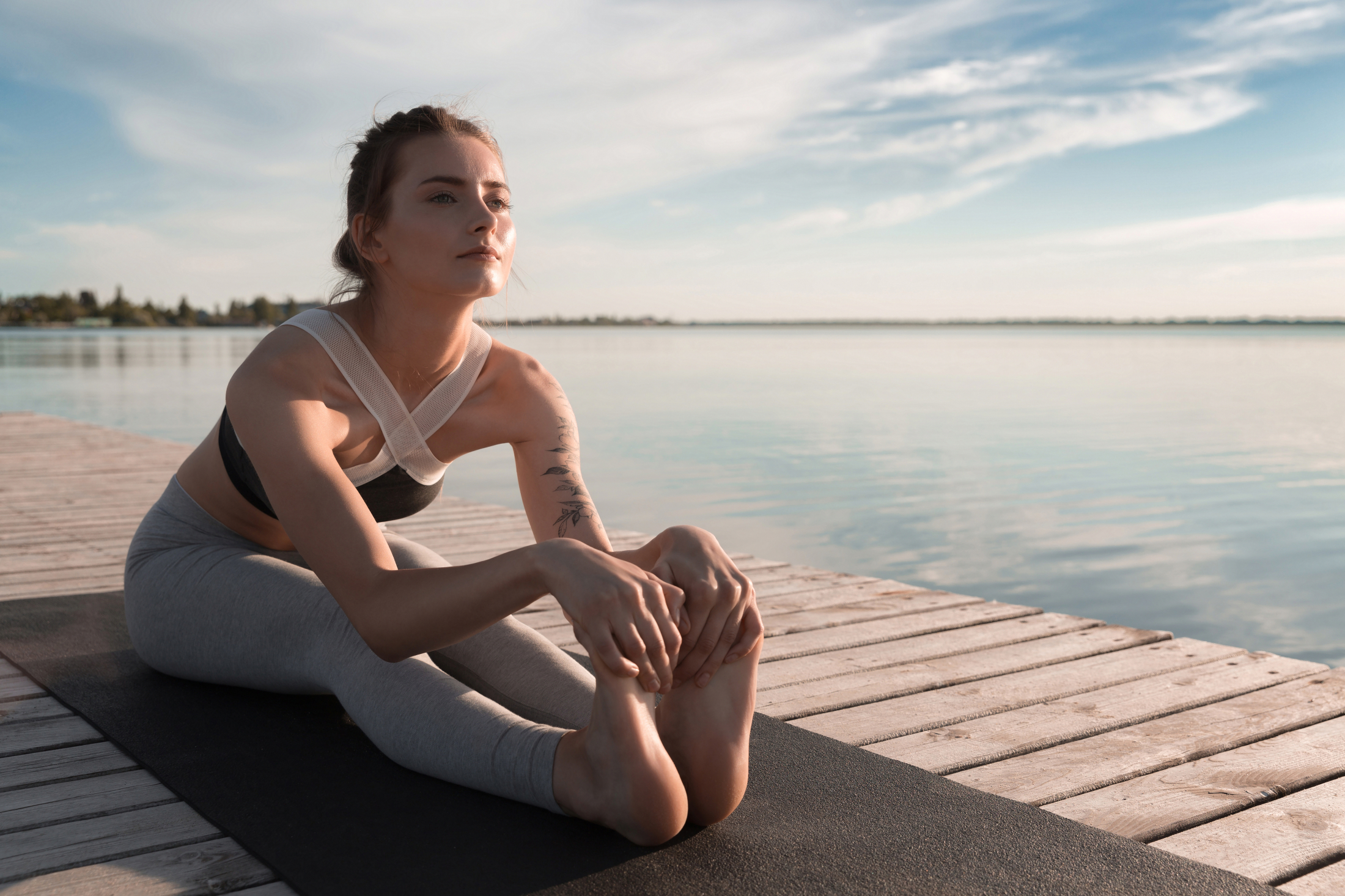 Сила – путь к расслаблению molodaa-sportivnaa-zensina-na-plaze-delaet-upraznenia-na-rastazku.jpg