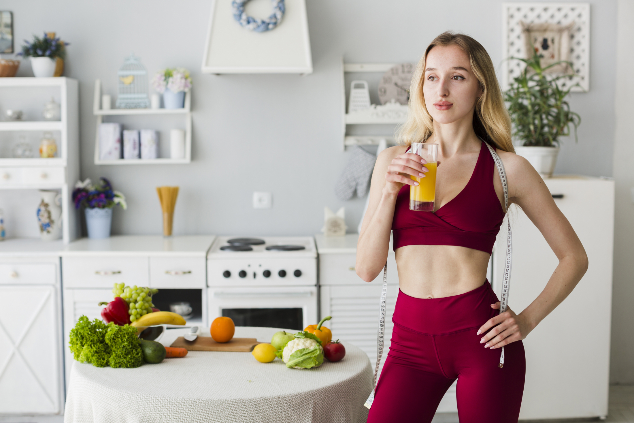 Тело как индикатор здоровья: что движение, сон и питание рассказывают о вашем состоянии sportivnaa-zensina-na-kuhne-s-zdorovym-sokom.jpg